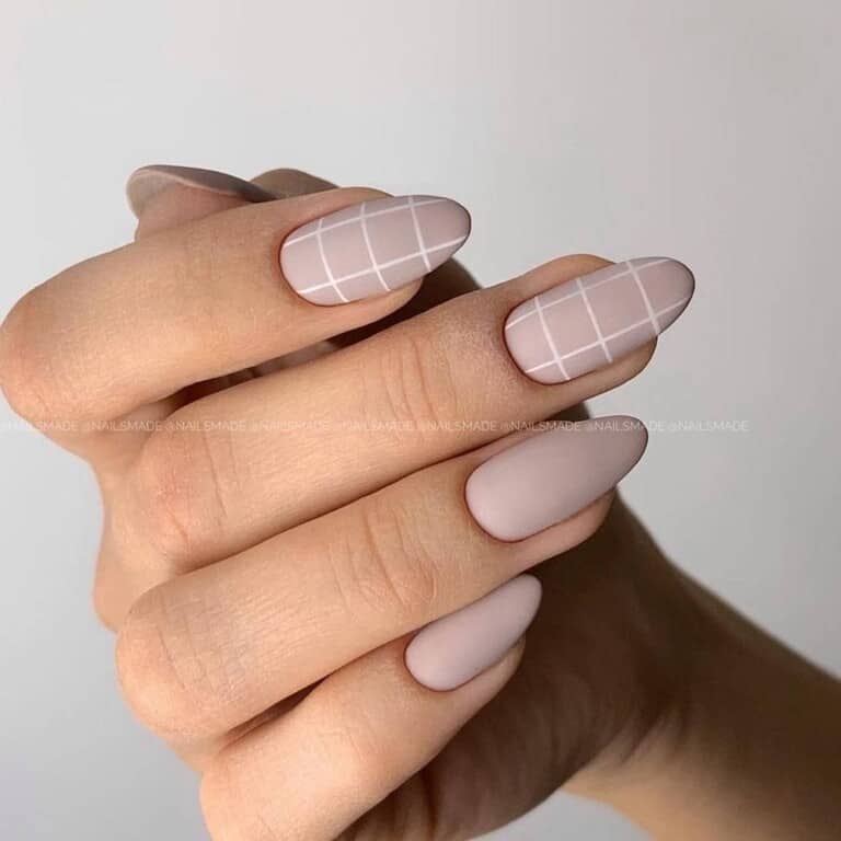 Elegantes e sofisticadas Ideias de decoração em unhas nude