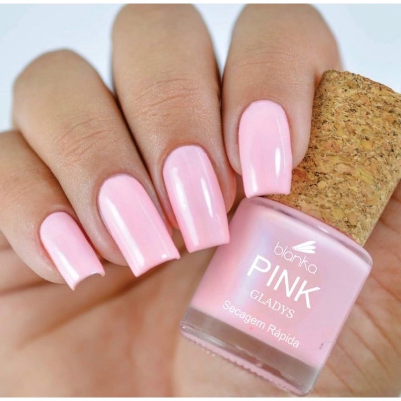 Unhas rosa claro