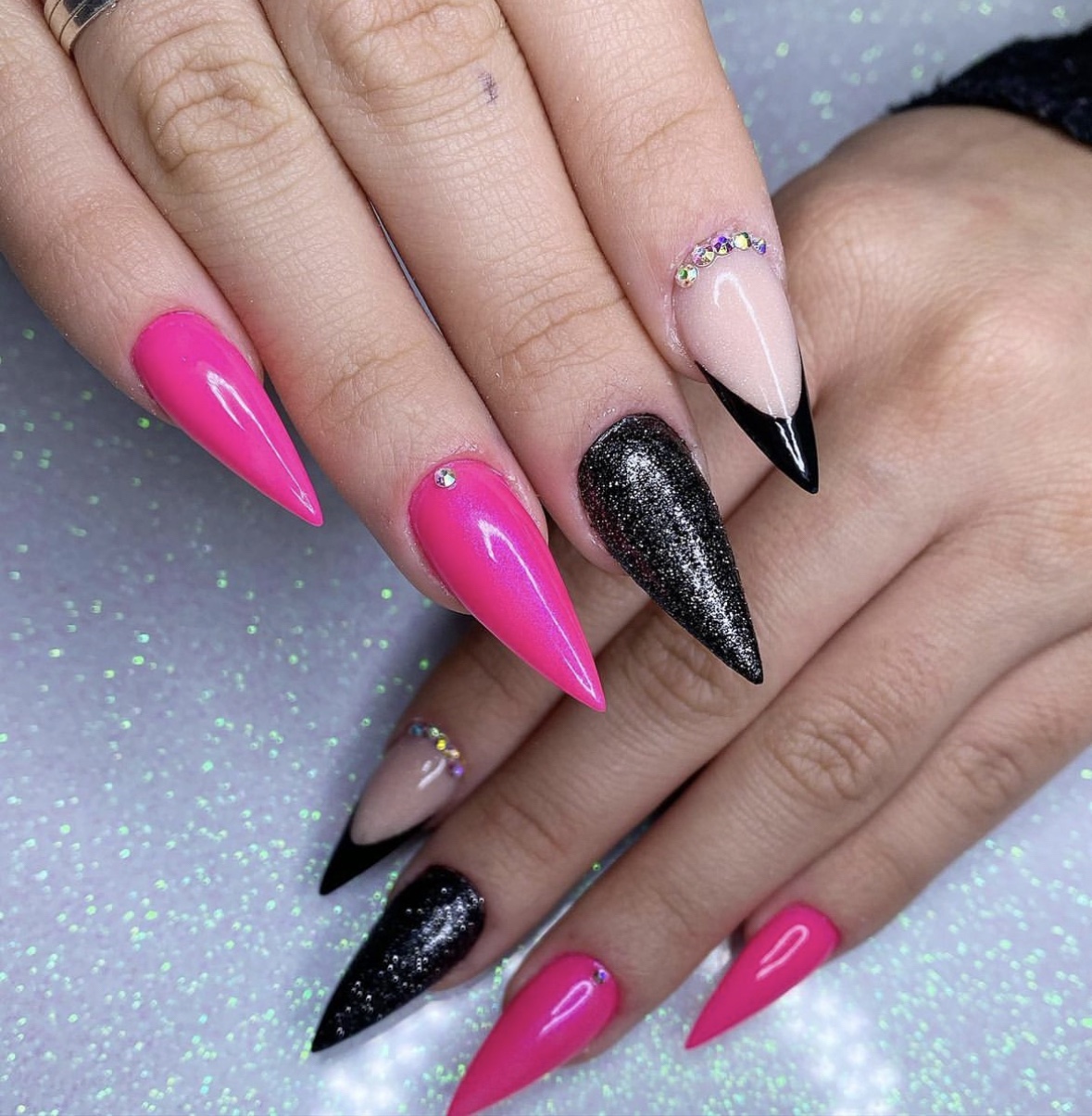 Unhas rosa com preto