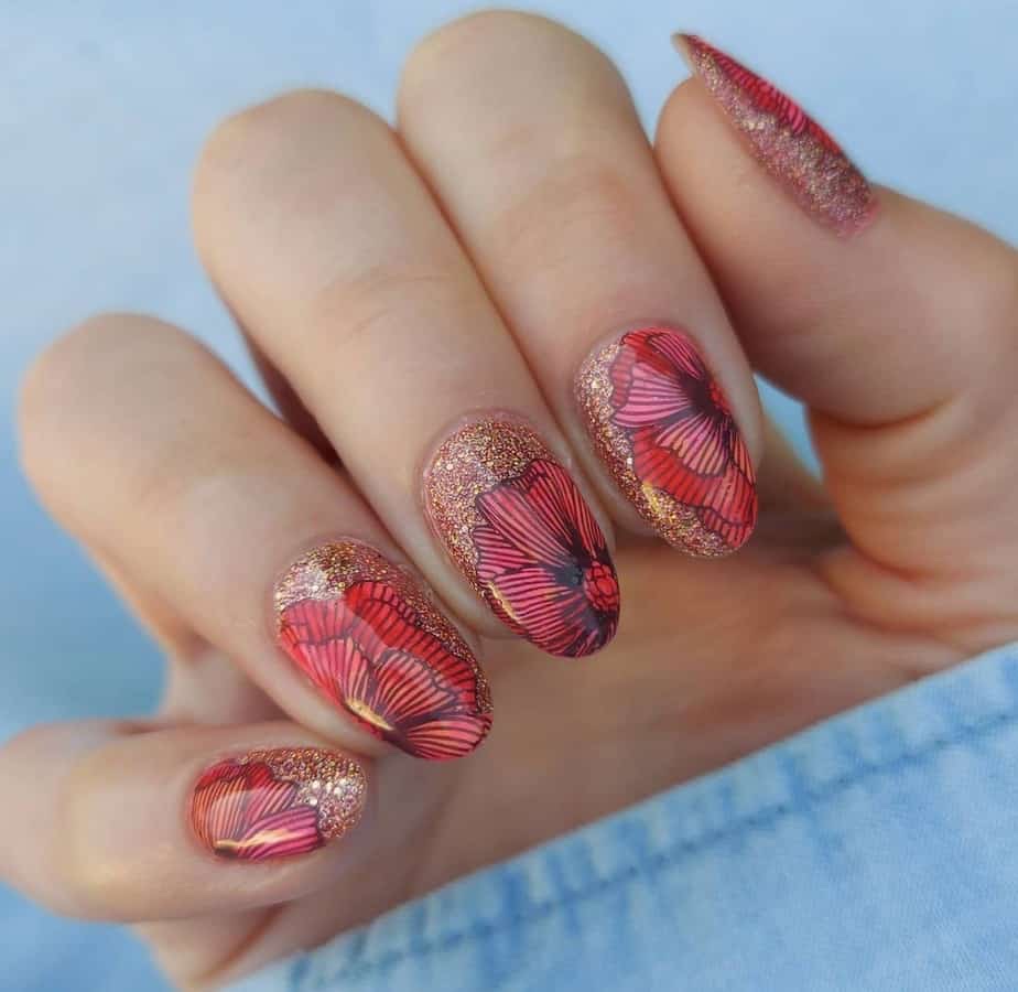 unhas decoradas com flores usando adesivos