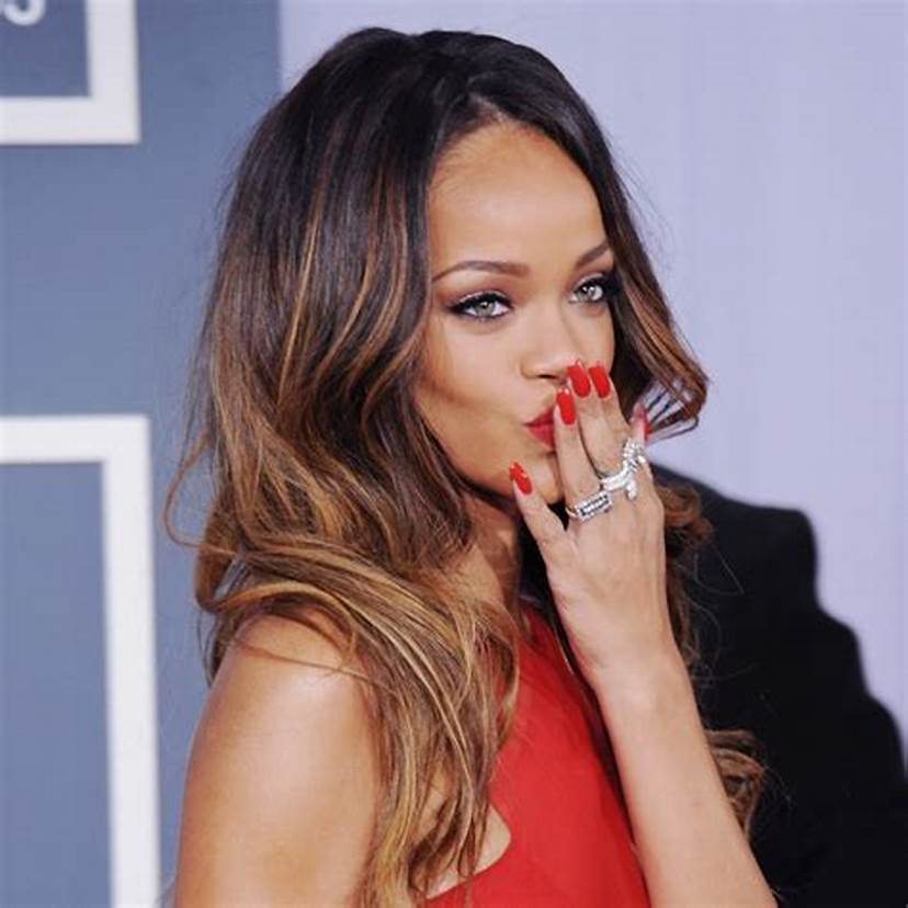 Rihanna unhas vermelhas