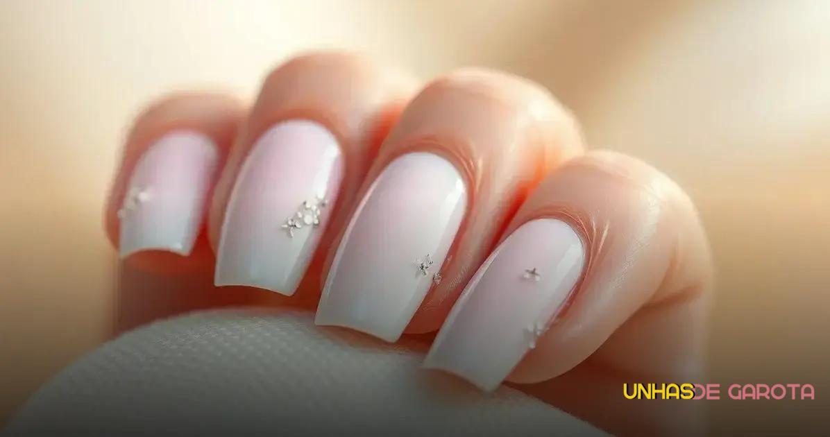 Unhas Claras com Brilho e Glitter