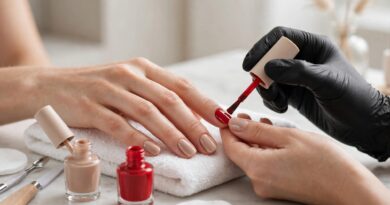 Manicure feminino: corte de unhas e verniz de unhas para um visual impecável